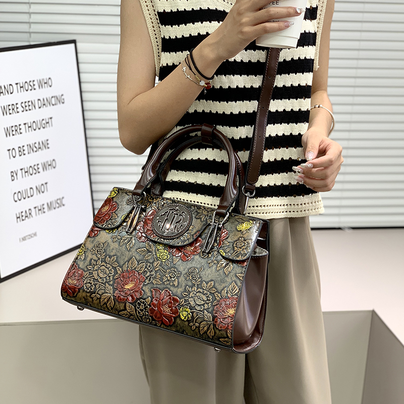 Luxury Bags That Are Vegan - Bolsa Tote Vintage Floral em Relevo