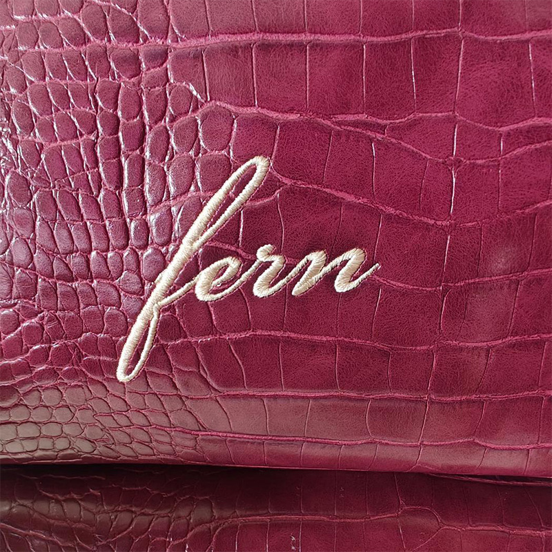 Bolsa de Maquiagem Croc Bordad - Luxury Bags That Are Vegan avaliação e preço